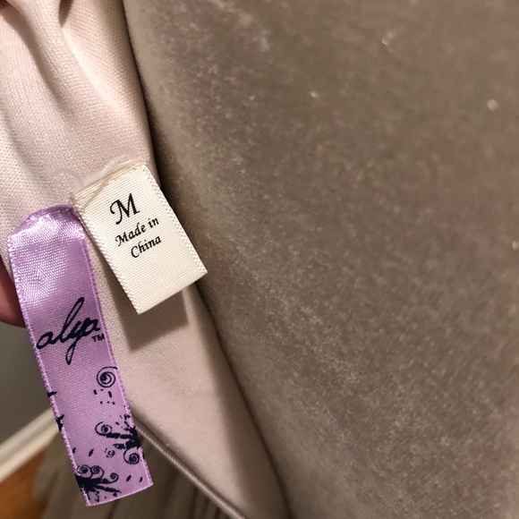 Lace dress - Picture 2 of 3